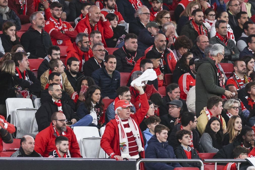 Benfica multado em quase quatro mil euros por objetos arremessados a Roger Schmidt