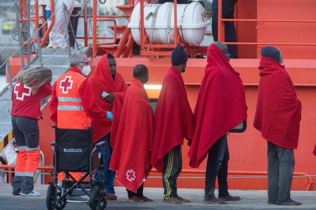 Resgatado barco com 50 imigrantes ao largo das Canárias