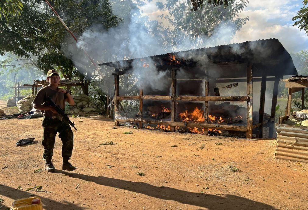 Combatentes reclamam tomada de cidade à junta militar em Myanmar