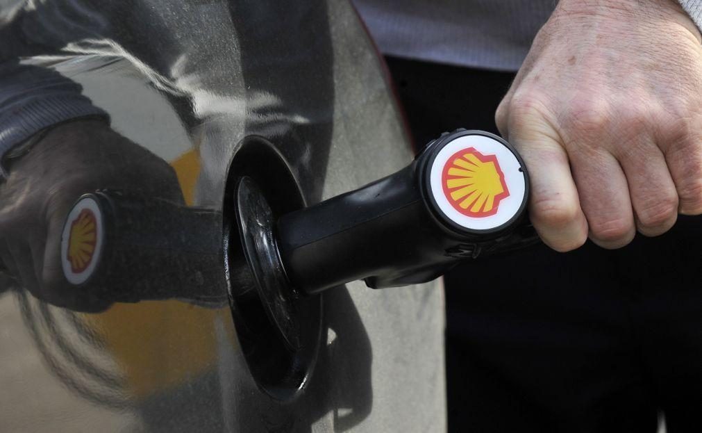 Petróleo Brent sobe 3,7% devido a receios sobre abastecimento