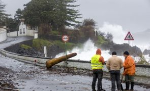 Barco de pesca afunda-se nos Açores, mas os tripulantes foram socorridos