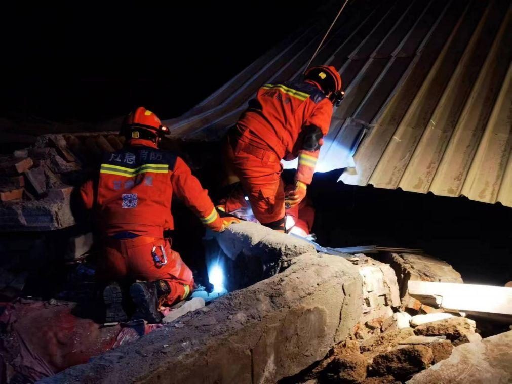 Sobe para 126 o número de mortos após sismo no noroeste da China