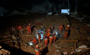 Esforços de resgate prosseguem no noroeste da China após sismo que fez 131 mortos