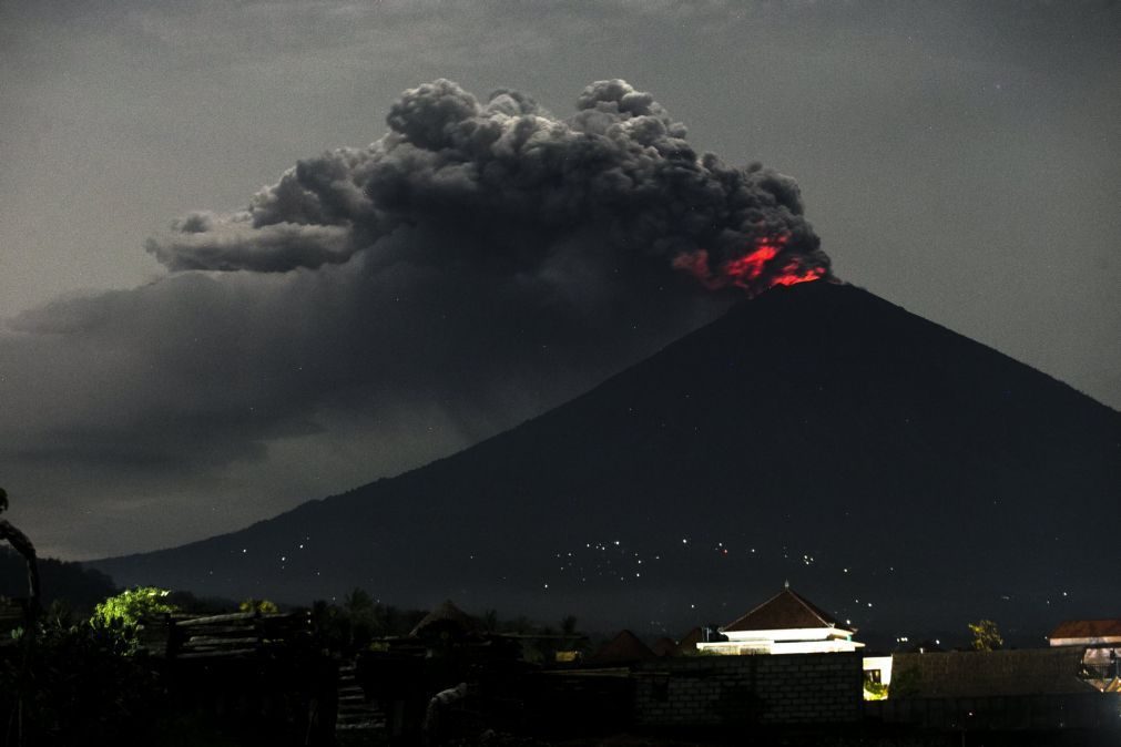 Aeroporto de Bali encerrado pelo terceiro dia consecutivo devido a erupção vulcânica