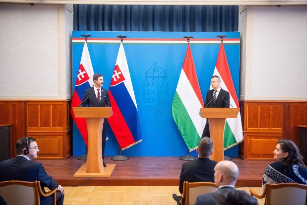 Hungria e Eslováquia rejeitam aplicar novo acordo sobre migrações e asilo