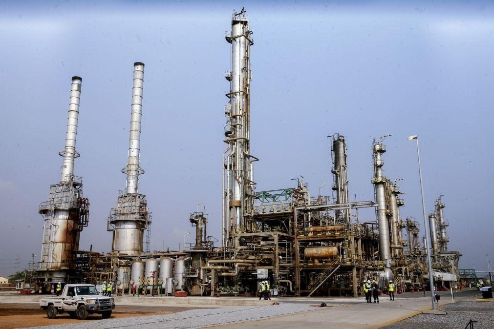 Assinados três contratos para fomentar exploração petrolífera em Angola  