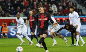 Líder alemão Bayer Leverkusen goleia com 'hat-trick' de Schick