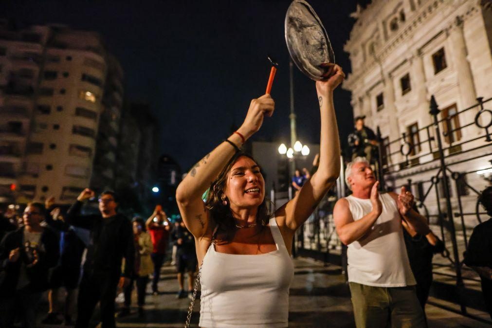 Argentinos protestam ao som de panelas contra medidas económicas de Milei