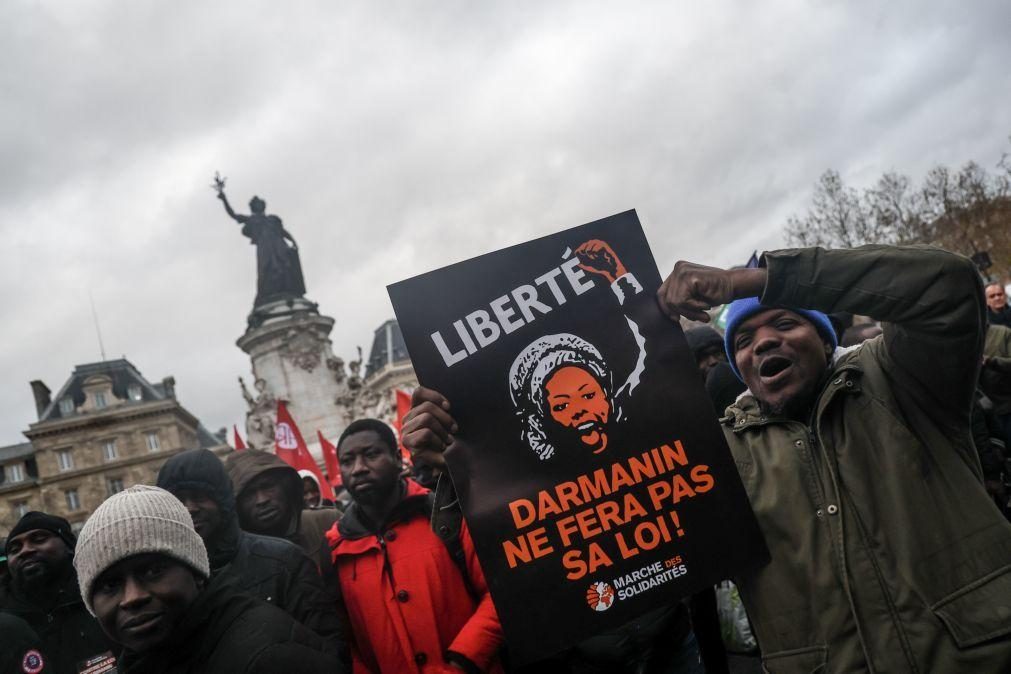 Indocumentados protestam em Paris contra a nova lei da imigração