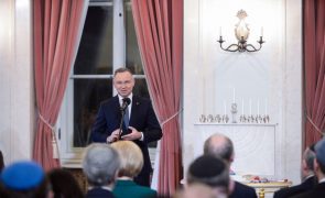 Presidente polaco anuncia veto à concessão de subsídios aos 'media' públicos após demissões
