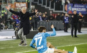 Roma, de Mourinho, volta às vitórias ao bater em casa o Nápoles
