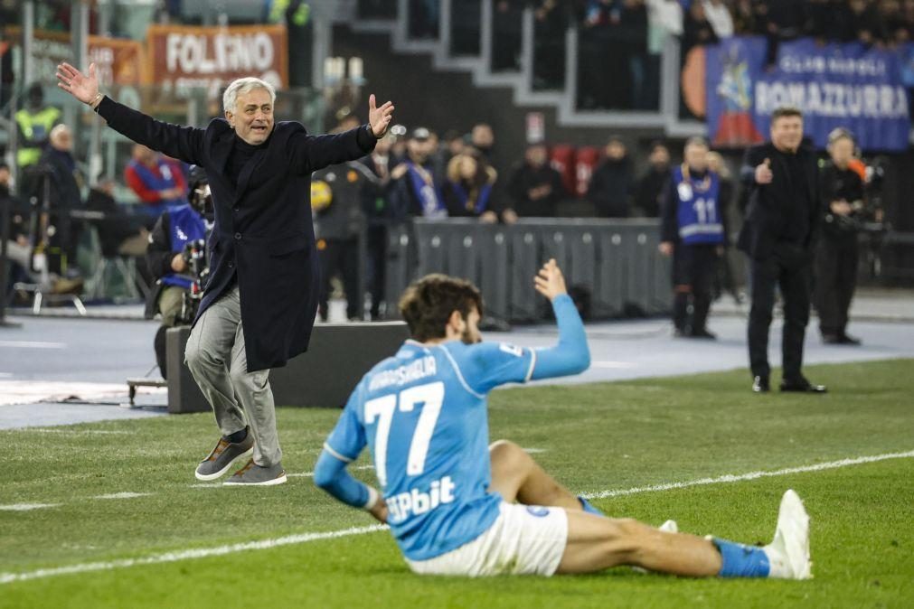 Roma, de Mourinho, volta às vitórias ao bater em casa o Nápoles