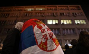 Oposição convoca bloqueio de Belgrado em protesto contra resultados eleitorais