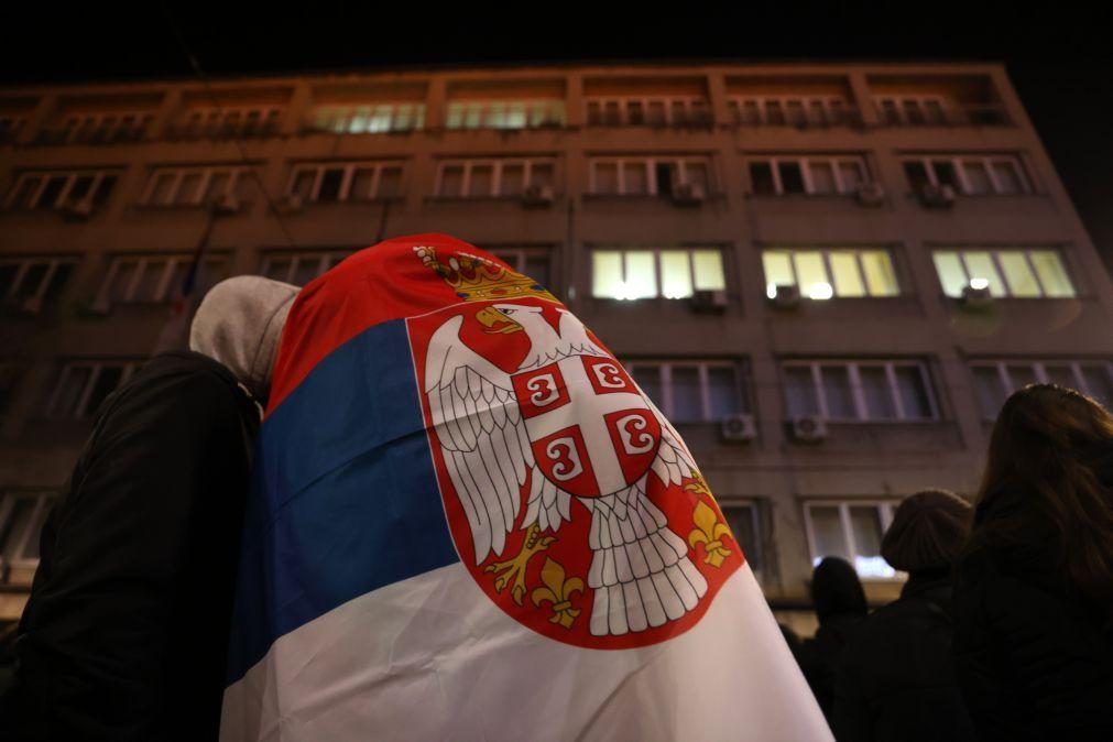 Oposição convoca bloqueio de Belgrado em protesto contra resultados eleitorais