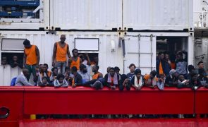 Navio humanitário resgata 244 pessoas no Mediterrâneo e segue para Itália