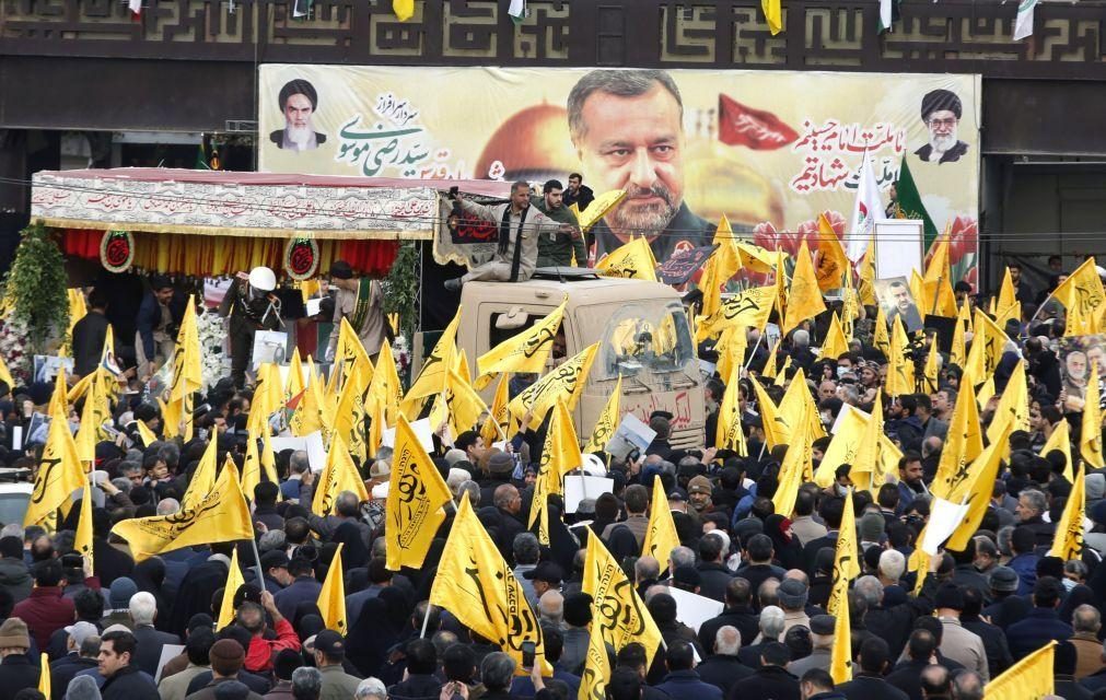 Funeral de comandante iraniano morto na Síria atrai milhares de pessoas