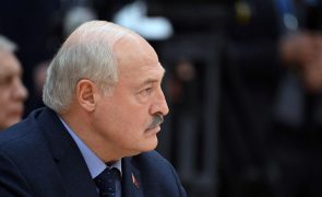Lukashenko encontra-se com crianças retiradas de áreas sob controlo russo