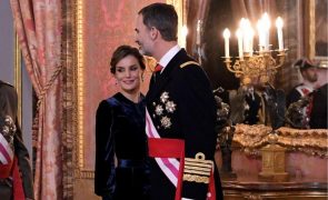 Letízia - Nem se benze! Rainha deita tradições da família real por água abaixo