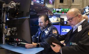 Wall Street fecha sem rumo mas com novo recorde para o Dow Jones