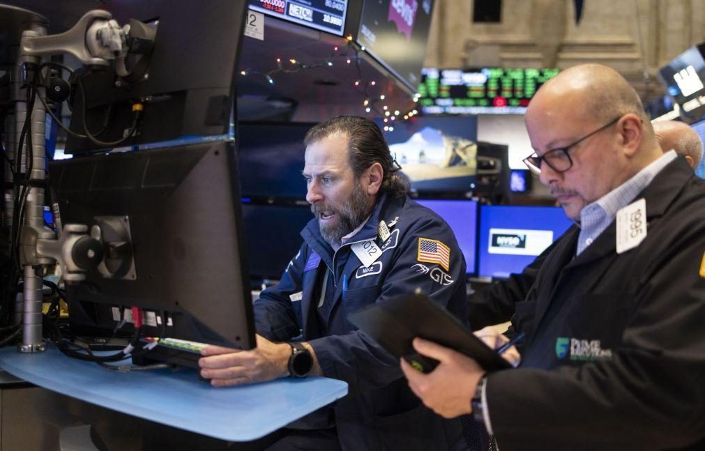 Wall Street fecha sem rumo mas com novo recorde para o Dow Jones