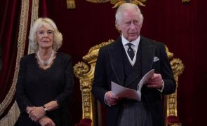 Carlos III - Quebra a tradição com um cartão de agradecimento surpreendente