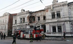 Rússia bombardeia Kharkiv