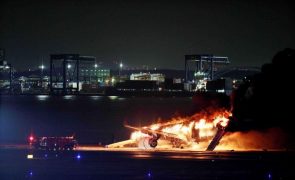 Cinco desaparecidos em colisão de aviões no aeroporto de Tóquio