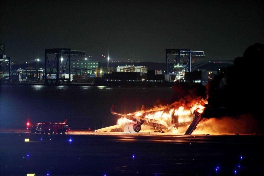 Cinco desaparecidos em colisão de aviões no aeroporto de Tóquio