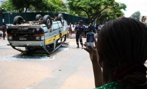 Quatro mortos e 12 feridos em despiste de furgão no sul de Moçambique