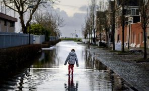 Primeira tempestade do ano na Europa provoca três mortes e inundações