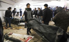Número de mortos nos atentados à bomba no Irãol revisto para 95