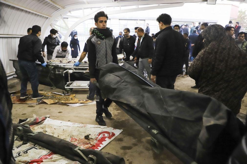 Número de mortos nos atentados à bomba no Irãol revisto para 95