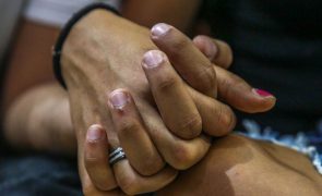 Bênção de casais do mesmo sexo não é uma heresia, diz Vaticano