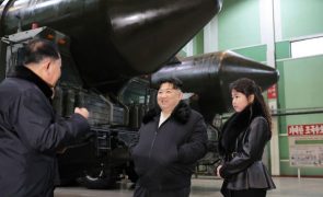Kim Jong-un visita fábrica de plataformas para lançar mísseis de longo alcance