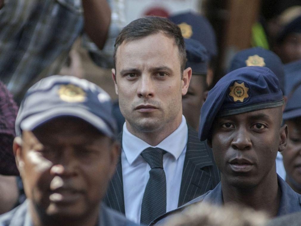 Oscar Pistorius sai da prisão sob liberdade condicional