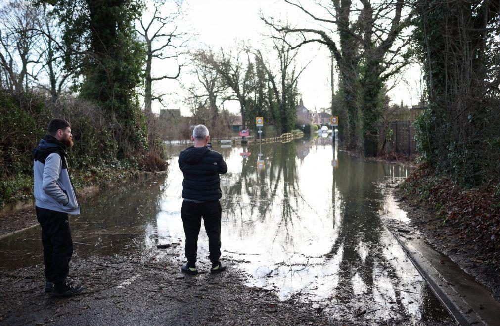 Mau tempo causa inundações nos Países Baixos e Inglaterra onde comboios foram suprimidos