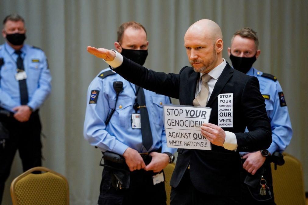 Assassino em massa norueguês acusa Estado de violação de direitos humanos