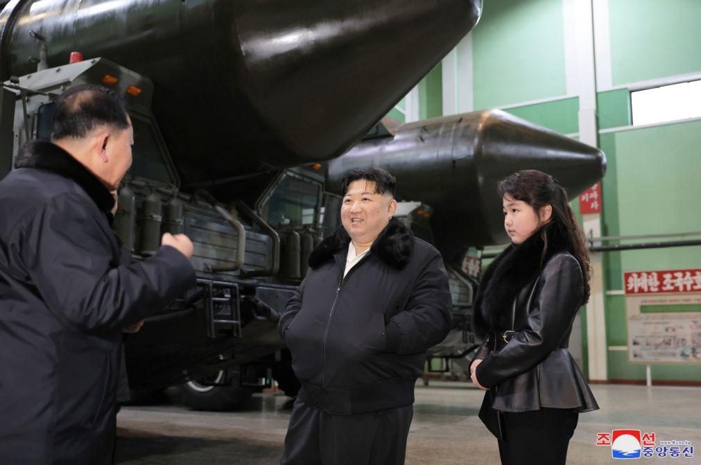 EUA, Japão e Coreia do Sul condenam programa nuclear de Pyongyang e laços com Moscovo