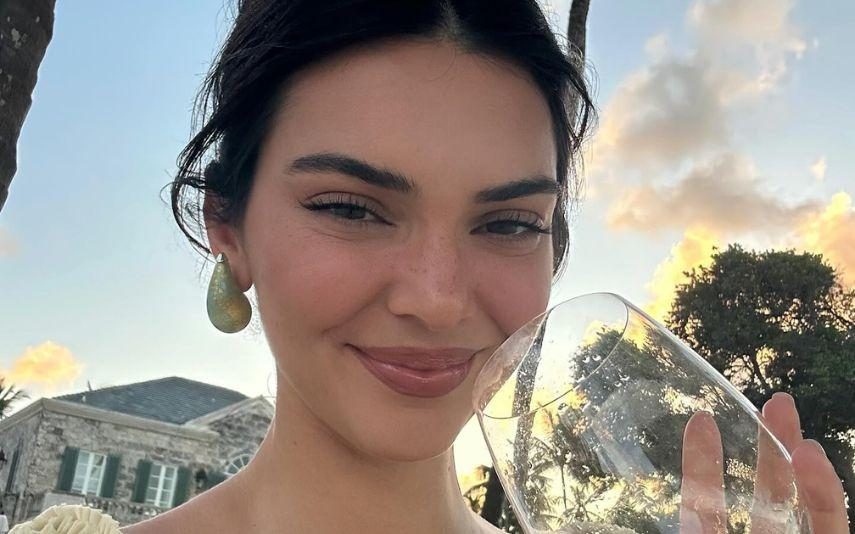 Kendall Jenner - Deixa pouco à imaginação com mamilos à mostra
