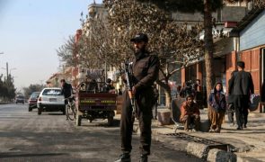 Sobem para cinco os mortos em explosão em Cabul reivindicada por Estado Islâmico