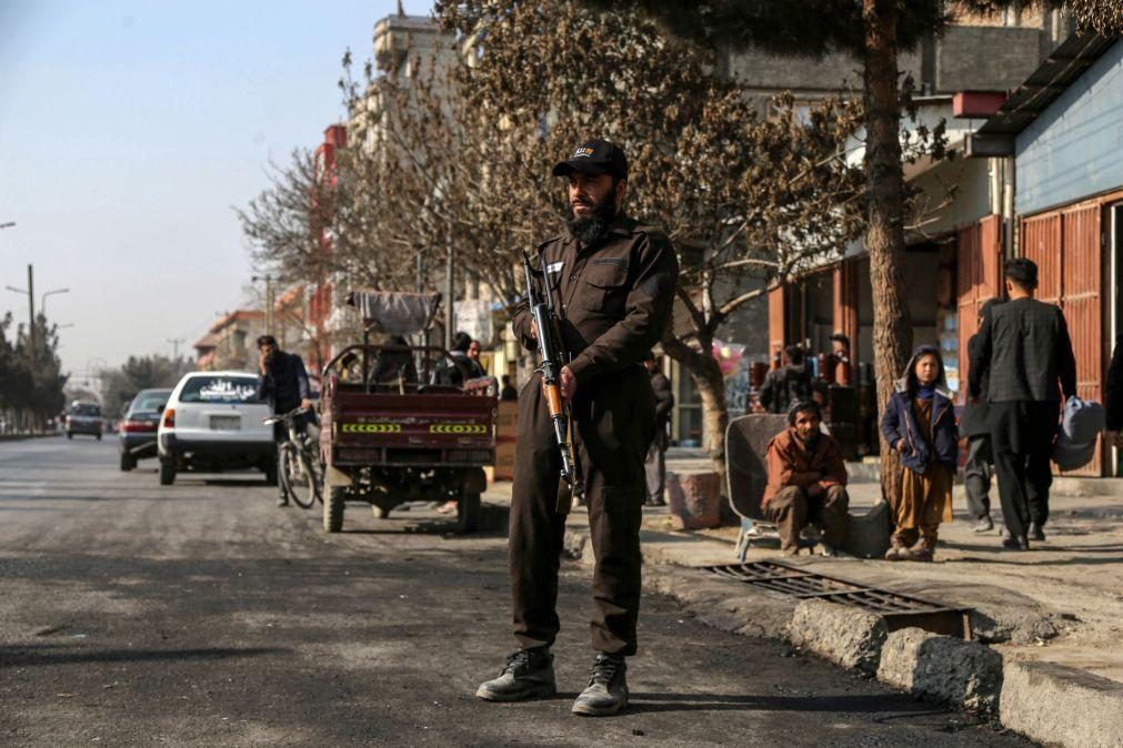Sobem para cinco os mortos em explosão em Cabul reivindicada por Estado Islâmico