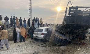 Pelo menos cinco polícias mortos e 22 feridos em atentado suicida no Paquistão