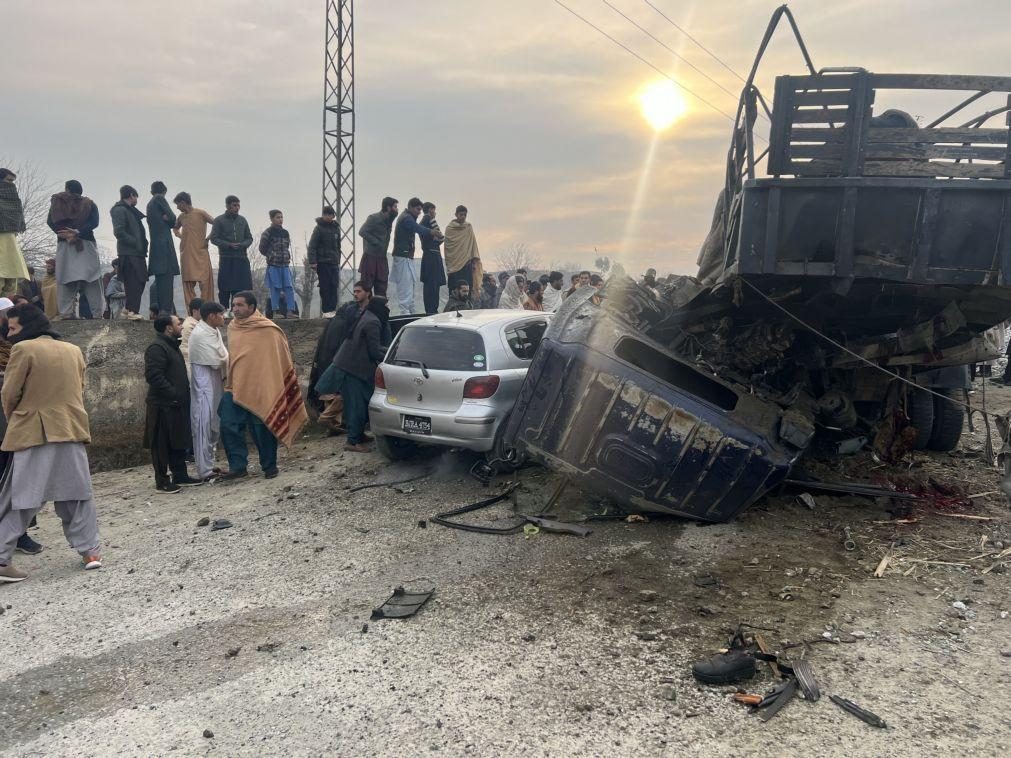 Pelo menos cinco polícias mortos e 22 feridos em atentado suicida no Paquistão