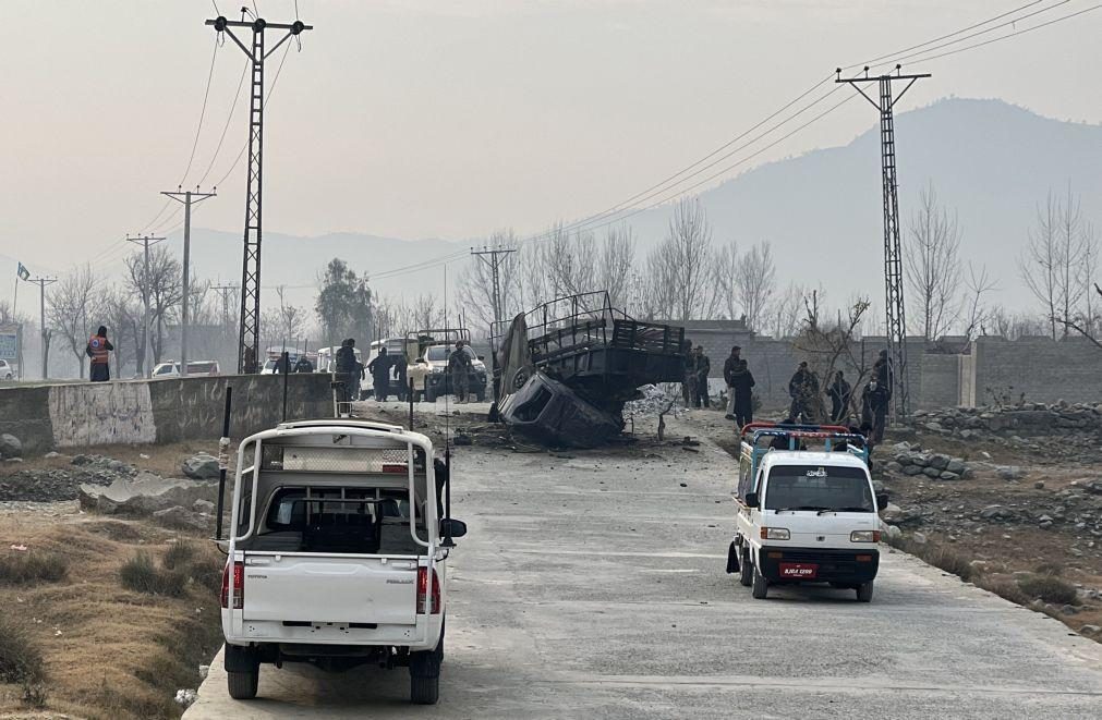 Sobe para seis o número de polícias mortos em atentado à bomba no Paquistão