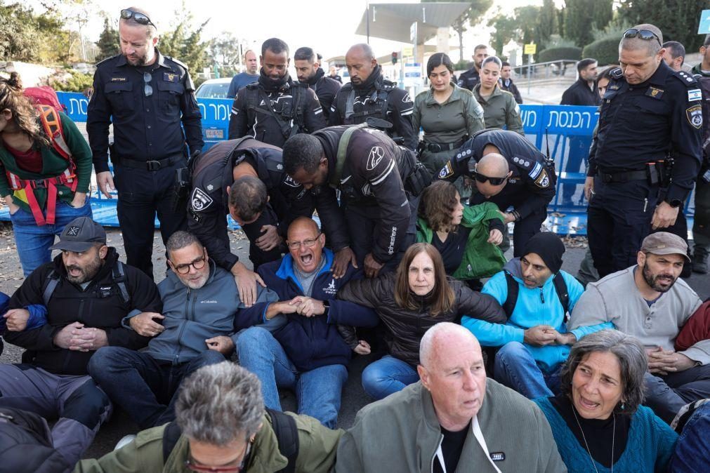 Manifestantes frente ao parlamento israelita pedem renúncia do Governo e eleições