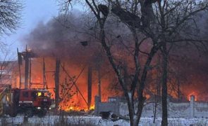 Pelo menos quatro mortos em nova vaga de ataques russos a cidades ucranianas