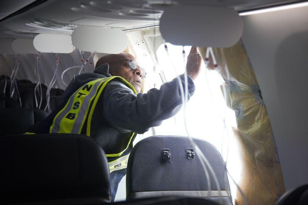 Líder da Boeing admite erro após queda de porta de avião em pleno voo