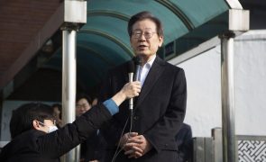 Líder da oposição esfaqueado na Coreia do Sul deixa hospital