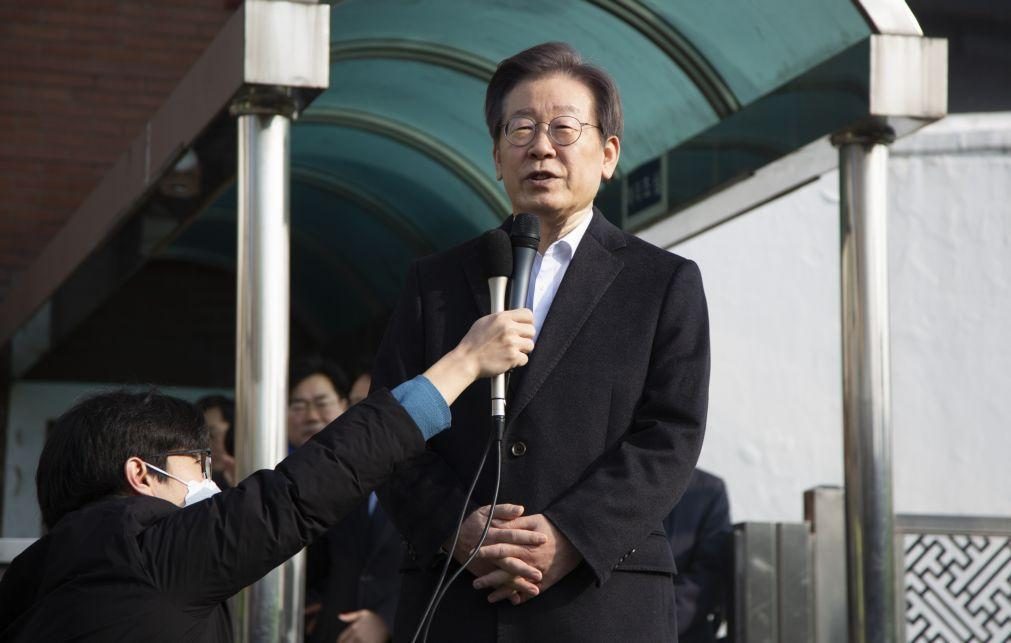 Líder da oposição esfaqueado na Coreia do Sul deixa hospital