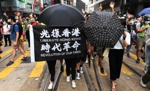 Três meses de prisão para homem com T-shirt que apela à libertação de Hong Kong